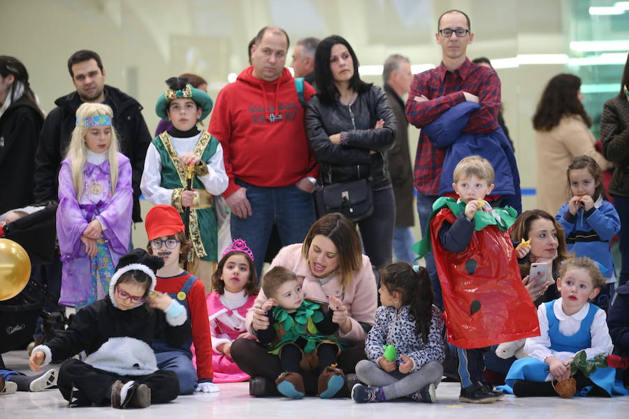 El desfile infantil y el concierto de Petit Pop marcan la primera jornada de la celebración carnavalera en la capital asturiana.