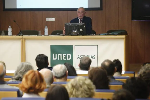 El catedrático José Ramón García abrió la primera sesión del nuevo curso de la UNED. 