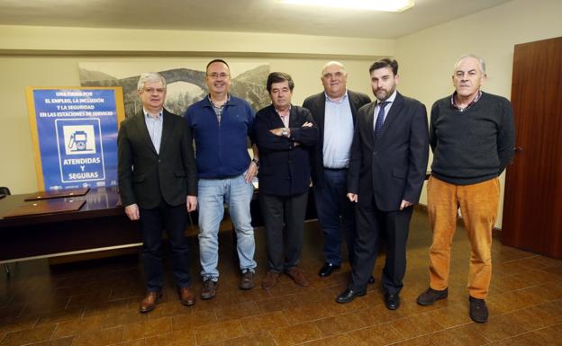 Barrero, segundo por la derecha, con los miembros de la junta directiva de la asociación. 