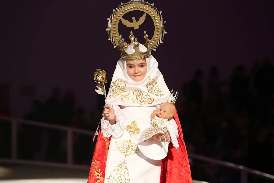Los más pequeños mostraron sus originales disfraces en el Palacio de Congresos, donde pudo verse a María de Nazaret o el Papa Francisco sobre el escenario.