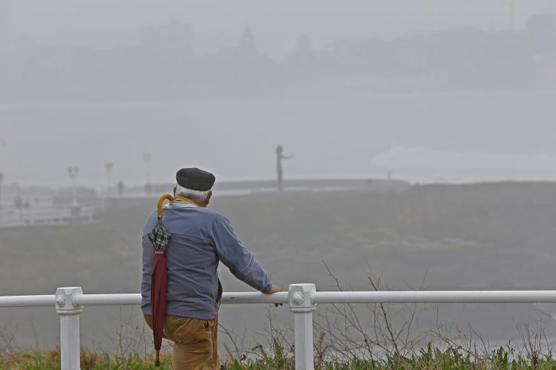 El fenómeno meteorológico ha provocado cancelaciones, retrasos y desviaciones de vuelos a Santander. 