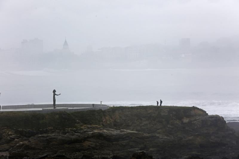 El fenómeno meteorológico ha provocado cancelaciones, retrasos y desviaciones de vuelos a Santander. 