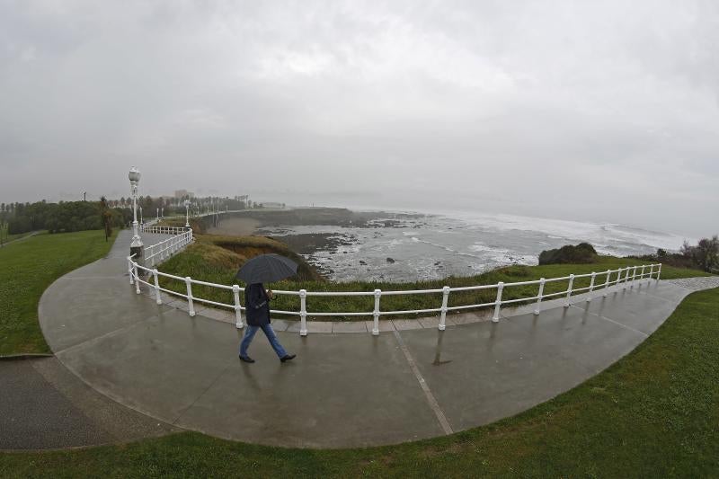 El fenómeno meteorológico ha provocado cancelaciones, retrasos y desviaciones de vuelos a Santander. 