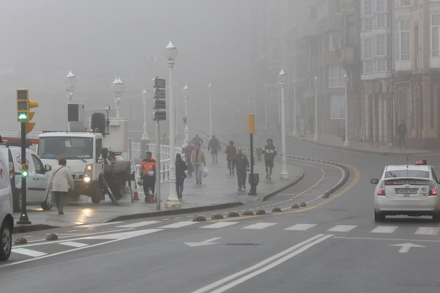 El fenómeno meteorológico ha provocado cancelaciones, retrasos y desviaciones de vuelos a Santander. 