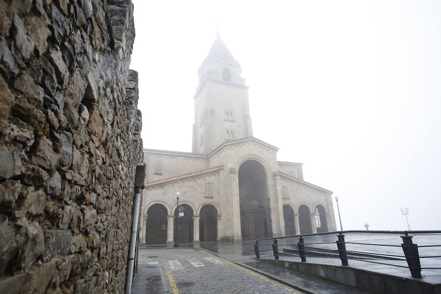 El fenómeno meteorológico ha provocado cancelaciones, retrasos y desviaciones de vuelos a Santander. 