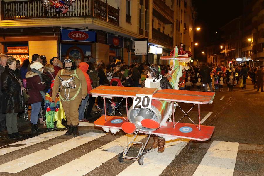 Espectaculares carrozas y variopintos disfraces que arrancaron muchas sonrisas desfilaron por las calles de la capital parraguesa.