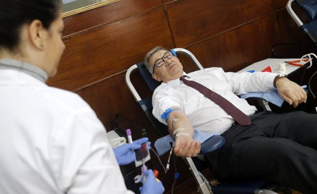 El rector de la Universidad, Santiago García Granda, en el momento de la donación de sangre. 