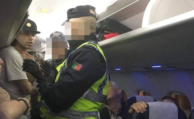 La policía portuguesa se subió a bordo del avión tras las protestas de los pasajeros