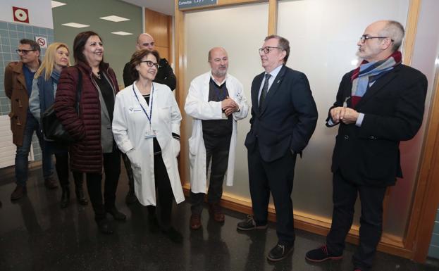 Francisco Del Busto, a la derecha, junto a varios médicos en su visita al centro de salud de El Llano. 