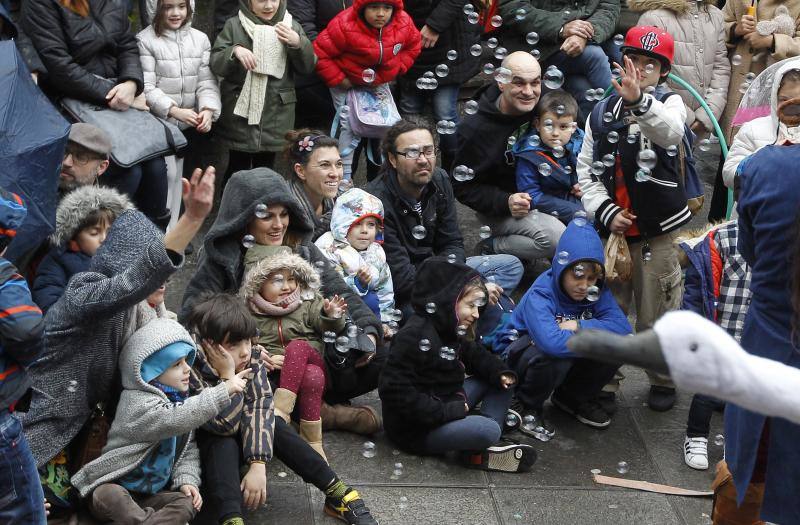 La inauguración oficial del festival repite éxito de público de la jornada previa pese a las inclemencias