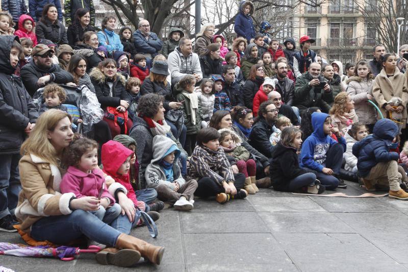 La inauguración oficial del festival repite éxito de público de la jornada previa pese a las inclemencias