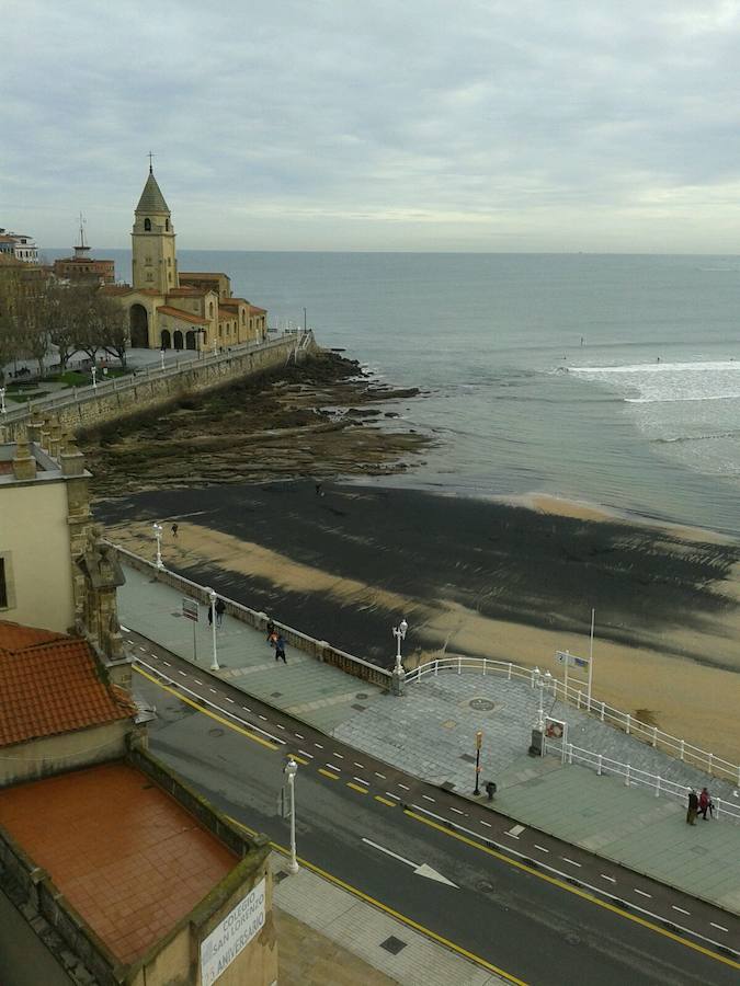 Todo indica que son restos del 'Castillo de Salas', el barco que embarrancó en 1986 en la costa gijonesa