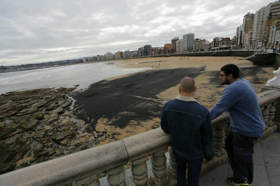 Todo indica que son restos del 'Castillo de Salas', el barco que embarrancó en 1986 en la costa gijonesa