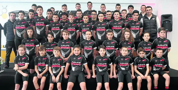 Los ciclistas y cuerpo técnico del equipo MMR Cycling Academy, durante la presentación en Avilés. 