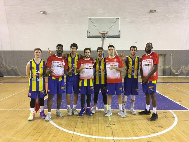 Los jugadores del Gijón Basket celebran la victoria al término del partido en Santiago 