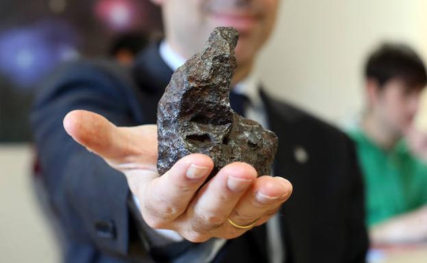 Meteorito con alto contenido en hierro que forma parte de la colección de la Escuela de Minas.