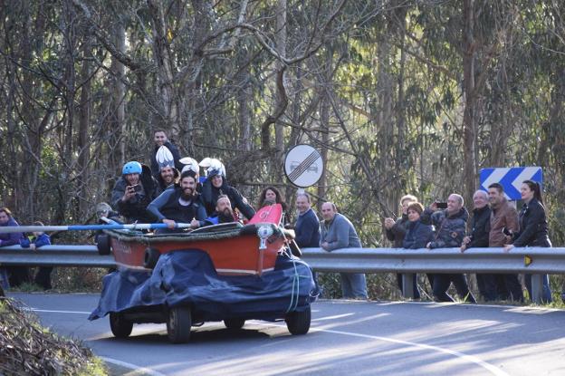 Los perceberos descienden a bordo de su carrilana, la más rápida del carnaval. 