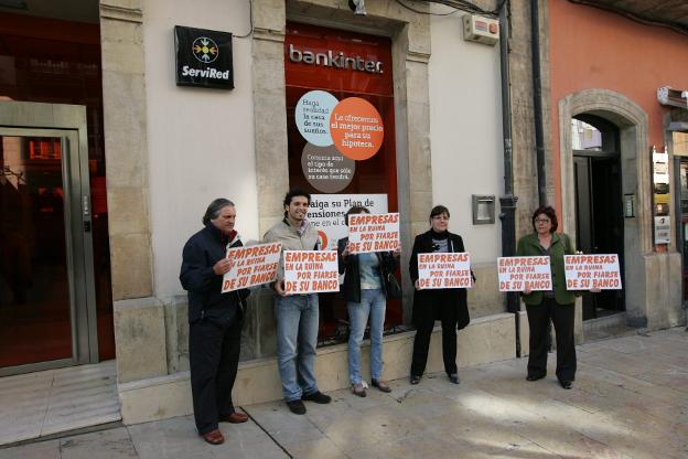 Imagen de archivo de una reclamación ante una entidad bancaria avilesina pidiendo el cambio en las condiciones de las hipotecas firmadas. 