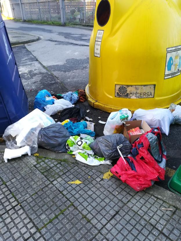 La basura se deposita en la calle. 