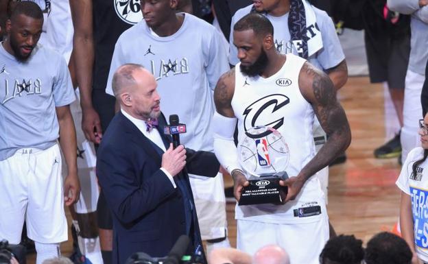 LeBron James recoge el premio al mejor jugador.