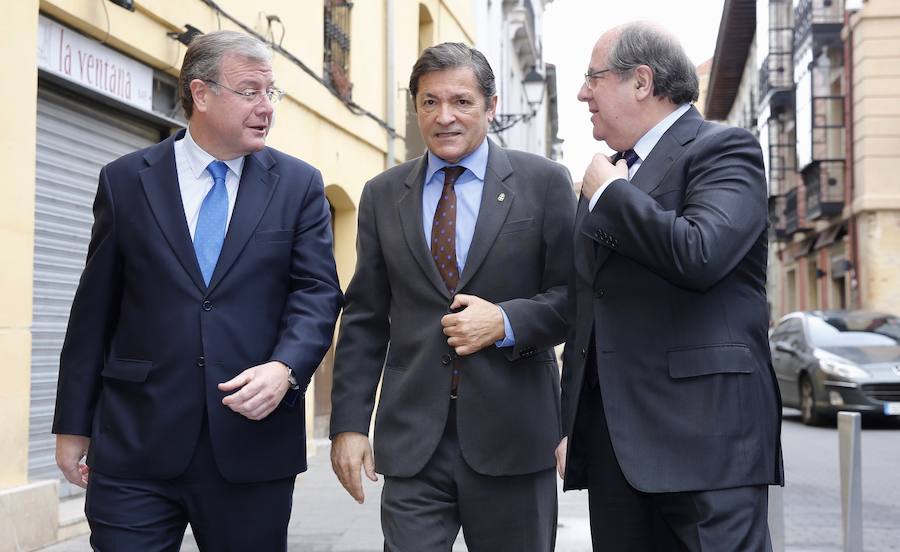 Los presidentes de Asturias, Galicia, Castilla y León y Aragón se han reunido en León para analizar problemas comunes y hacer un frente común. La despoblación, la financiación autonómica y el futuro del carbón, entre los temas a analizar.