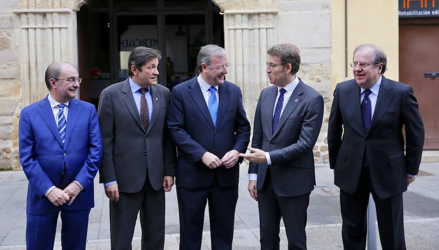 Los presidentes de Asturias, Galicia, Castilla y León y Aragón se han reunido en León para analizar problemas comunes y hacer un frente común. La despoblación, la financiación autonómica y el futuro del carbón, entre los temas a analizar.