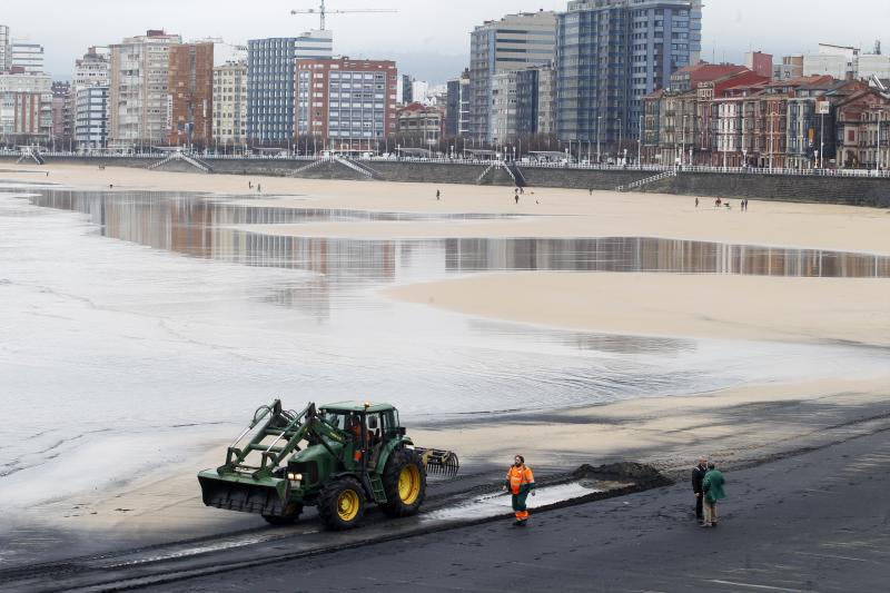 Operarios de Emulsa han iniciado las labores de limpieza de la mancha de carbón aparecida este domingo en la playa de San Lorenzo.