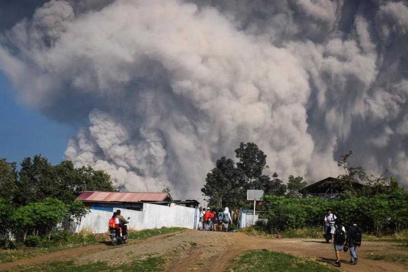 El Sinabung llevaba 4 siglos inactivo hasta 2010. Desde ese año, se han registrado erupciones en el 2014 y el 2016, dejando un total de 25 muertos