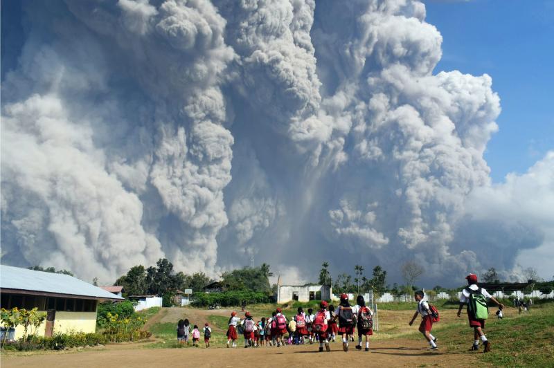 El Sinabung llevaba 4 siglos inactivo hasta 2010. Desde ese año, se han registrado erupciones en el 2014 y el 2016, dejando un total de 25 muertos