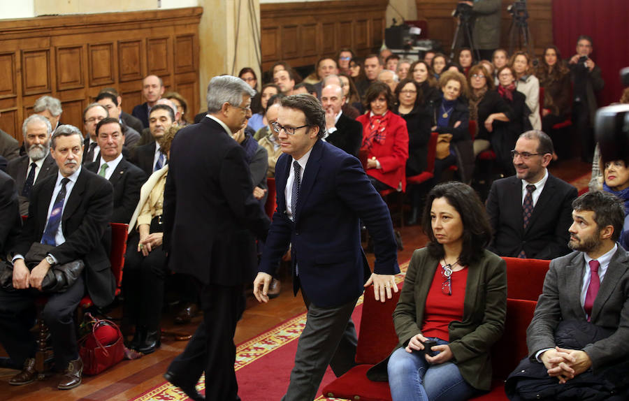 En la ceremonia, tomaron posesión 39 catedráticos, 41 profesores titulares, el decano de la Facultad de Biología, el director de la Escuela Superior de la Marina Civil, seis directores y directoras de departamento, el director de la Casa de las Lenguas, los directores del Instituto de Neurociencias (INEUROPA), del Instituto Universitario de Química Organometálica 'Enrique Moles' y del Instituto Universitario de Biotecnología (IUBA).