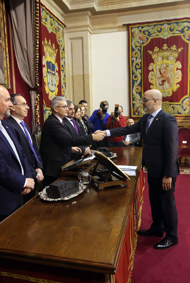 En la ceremonia, tomaron posesión 39 catedráticos, 41 profesores titulares, el decano de la Facultad de Biología, el director de la Escuela Superior de la Marina Civil, seis directores y directoras de departamento, el director de la Casa de las Lenguas, los directores del Instituto de Neurociencias (INEUROPA), del Instituto Universitario de Química Organometálica 'Enrique Moles' y del Instituto Universitario de Biotecnología (IUBA).