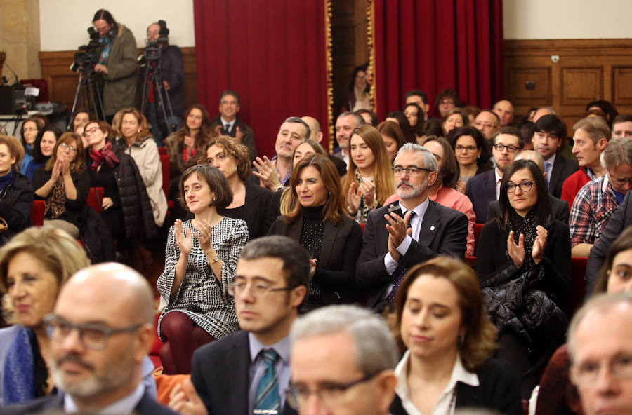 En la ceremonia, tomaron posesión 39 catedráticos, 41 profesores titulares, el decano de la Facultad de Biología, el director de la Escuela Superior de la Marina Civil, seis directores y directoras de departamento, el director de la Casa de las Lenguas, los directores del Instituto de Neurociencias (INEUROPA), del Instituto Universitario de Química Organometálica 'Enrique Moles' y del Instituto Universitario de Biotecnología (IUBA).