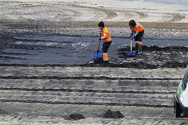 Retirada de los restos de mineral con palas. 