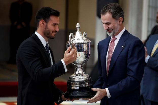 Saúl Craviotto recibe el Premio Rey Felipe de manos del monarca. 