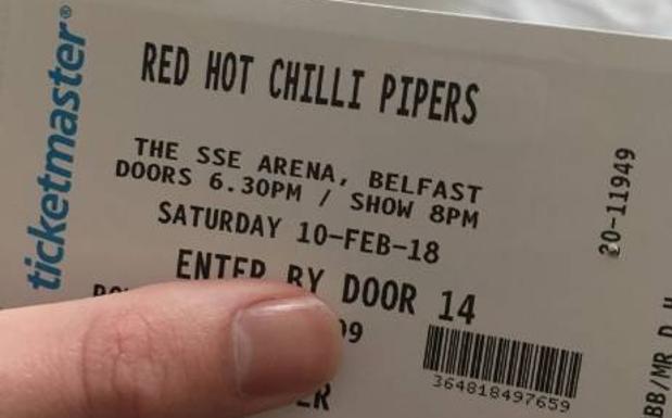 Regala a su novia unas entradas para los Red Hot Chili Peppers y acaban viendo a unos gaiteros