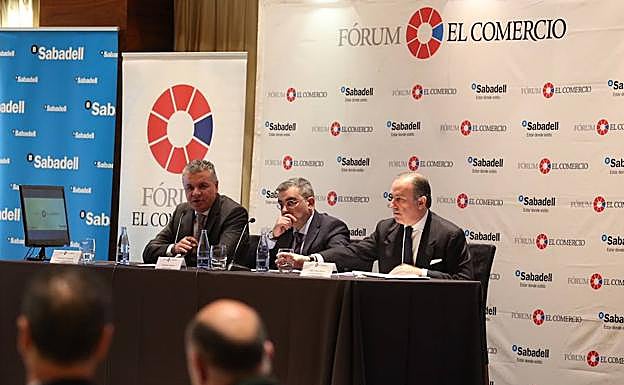 Belarmino Feigo, junto a Marcelino Gutiérrez, director de EL COMERCIO, y Pablo Junceda, del Banco Sabadell, durante el Fórmu EL COMERCIO. 