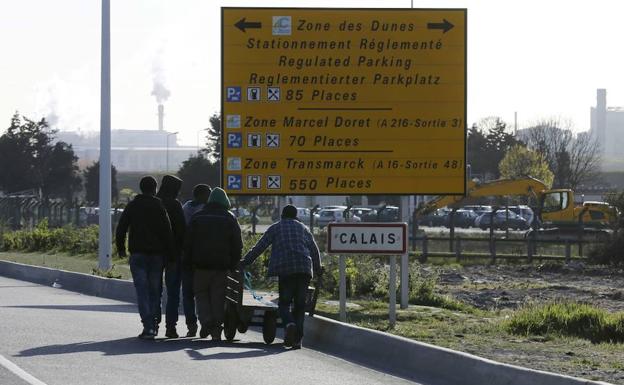 Cientos de inmigrantes esperan cerca del puerto de Calais a poder llegar al Reino Unido. 
