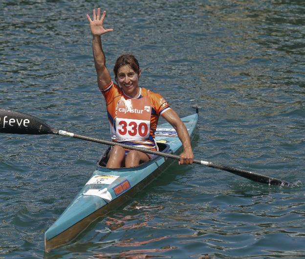 Mara Santos levanta el brazo tras su triunfo en 2010. 