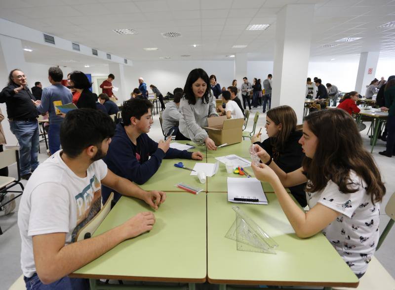 La Escuela Politécnica de Ingeniería de Gijón acoge una competición en el que participaron 22 equipos de toda Asturias en el que construyeron un vehículo propulsado por aire utilizando exclusivamente material de oficina. 