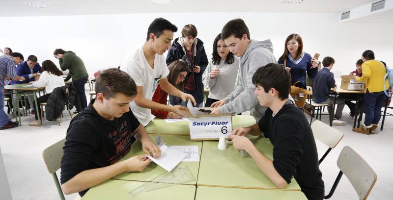 La Escuela Politécnica de Ingeniería de Gijón acoge una competición en el que participaron 22 equipos de toda Asturias en el que construyeron un vehículo propulsado por aire utilizando exclusivamente material de oficina. 