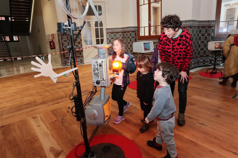 Las creaciones que las compañías participantes en Feten presentan estos días en Gijón siguen haciendo las delicias de los más pequeños, que se ven arrastrados por la creatividad de su puesta en escena.