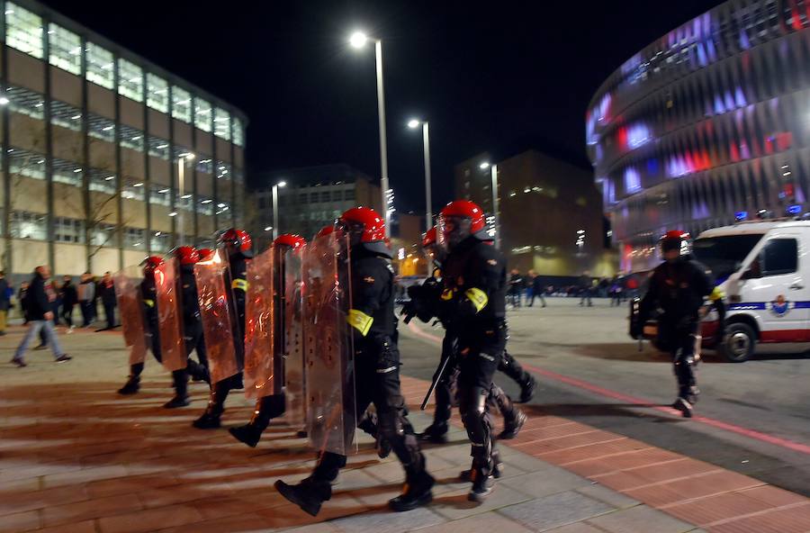 Un ertzaina ha fallecido tras los altercados previos al partido correspondiente a la vuelta de dieciseisavos de la Liga Europa entre el Athletic y el Spartak. Cinco personas, al menos tres de ellas ultras del conjunto ruso, han sido detenidas por los incidentes, en los que se han lanzado bengalas y diversos objetos.