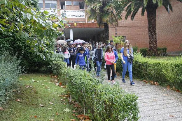 Escolares saliendo del instituto de La Magdalena. 