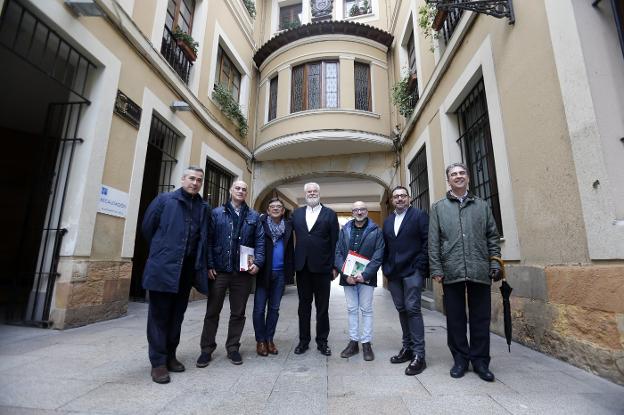 Organizadores y colaboradores del evento, ayer. 