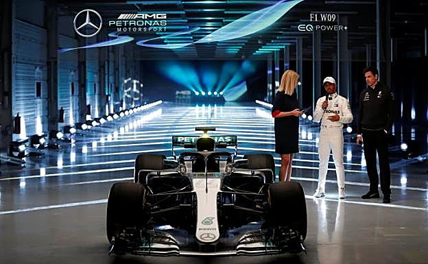 El nuevo W09 de Mercedes, junto a Lewis Hamilton. 
