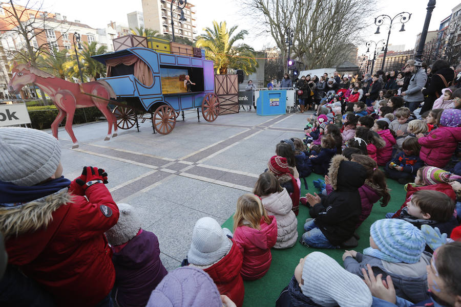 La penúltima jornada de la Feria Europea de Artes Escénicas para Niños y Niñas ha ofrecido espectáculos llenos de ingenio en diferentes puntos de la ciudad que los pequeños han disfrutado a pesar de las bajas temperaturas.