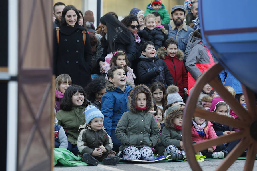 La penúltima jornada de la Feria Europea de Artes Escénicas para Niños y Niñas ha ofrecido espectáculos llenos de ingenio en diferentes puntos de la ciudad que los pequeños han disfrutado a pesar de las bajas temperaturas.