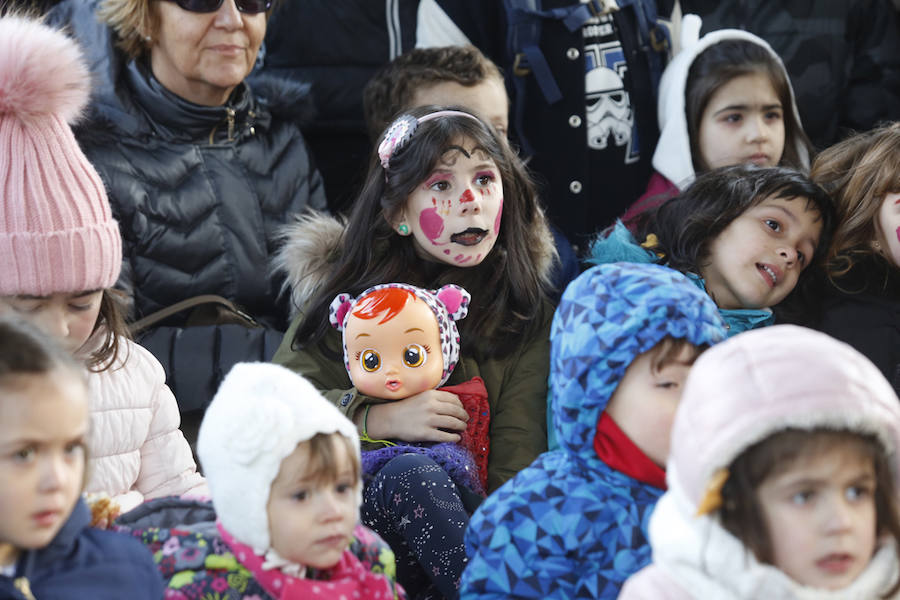 La penúltima jornada de la Feria Europea de Artes Escénicas para Niños y Niñas ha ofrecido espectáculos llenos de ingenio en diferentes puntos de la ciudad que los pequeños han disfrutado a pesar de las bajas temperaturas.