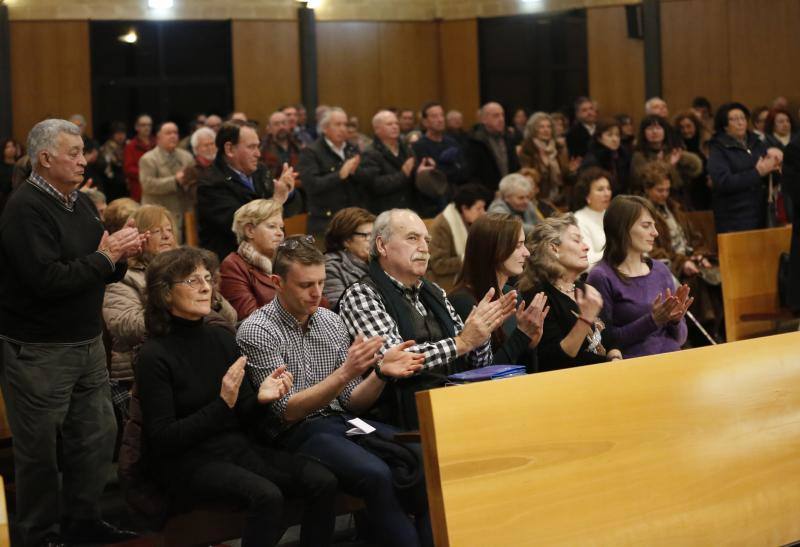 Lleno en el emotivo acto civil en la capilla del Tanatorio de Cabueñes para dar el último adiós a un artista íntegro.