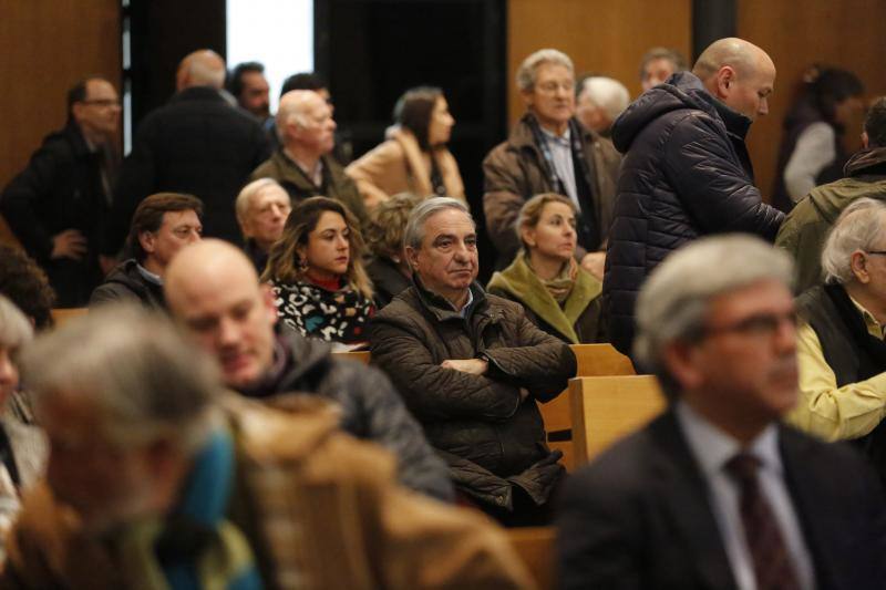 Lleno en el emotivo acto civil en la capilla del Tanatorio de Cabueñes para dar el último adiós a un artista íntegro.
